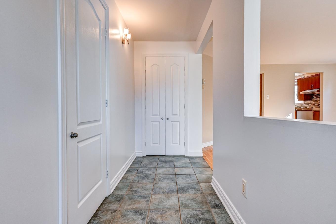 Hall d'entrée/Vestibule - 3-197 Rue De La Forge, Saint-Eustache, QC - Indoor Photo Showing Other Room