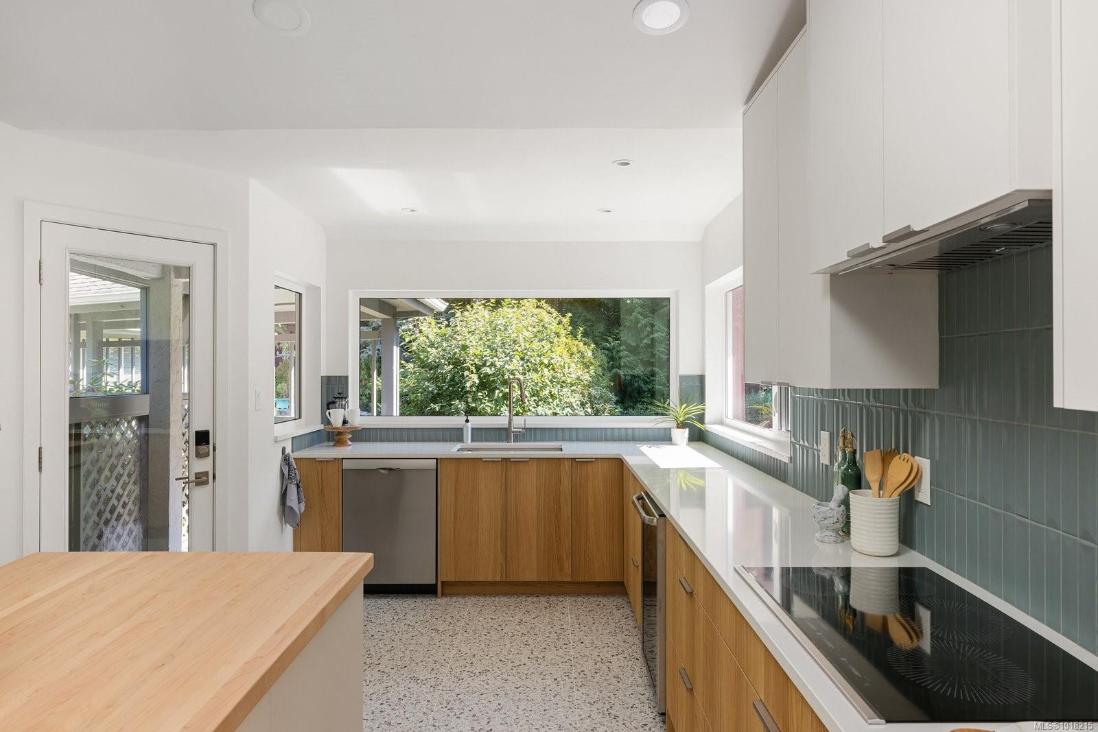 2693 Macdonald Dr East, Saanich, BC