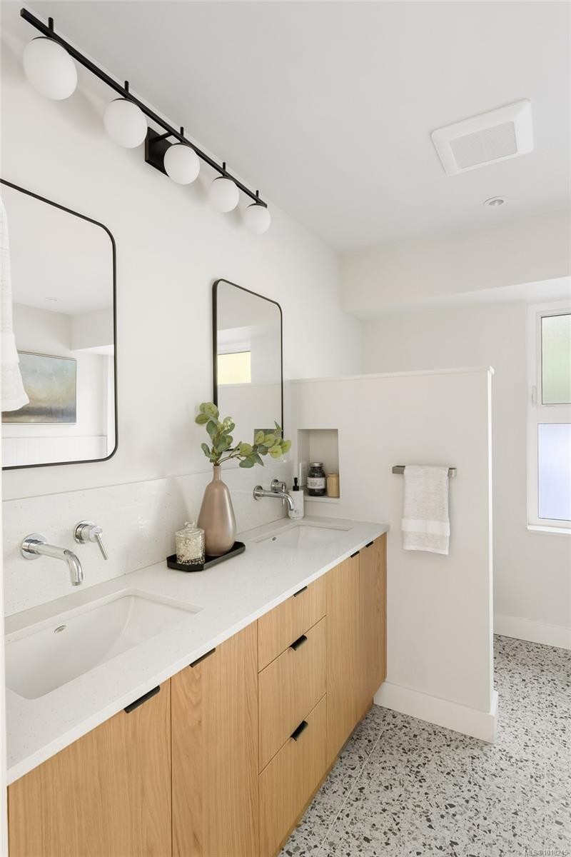 2693 Macdonald Dr East, Saanich, BC