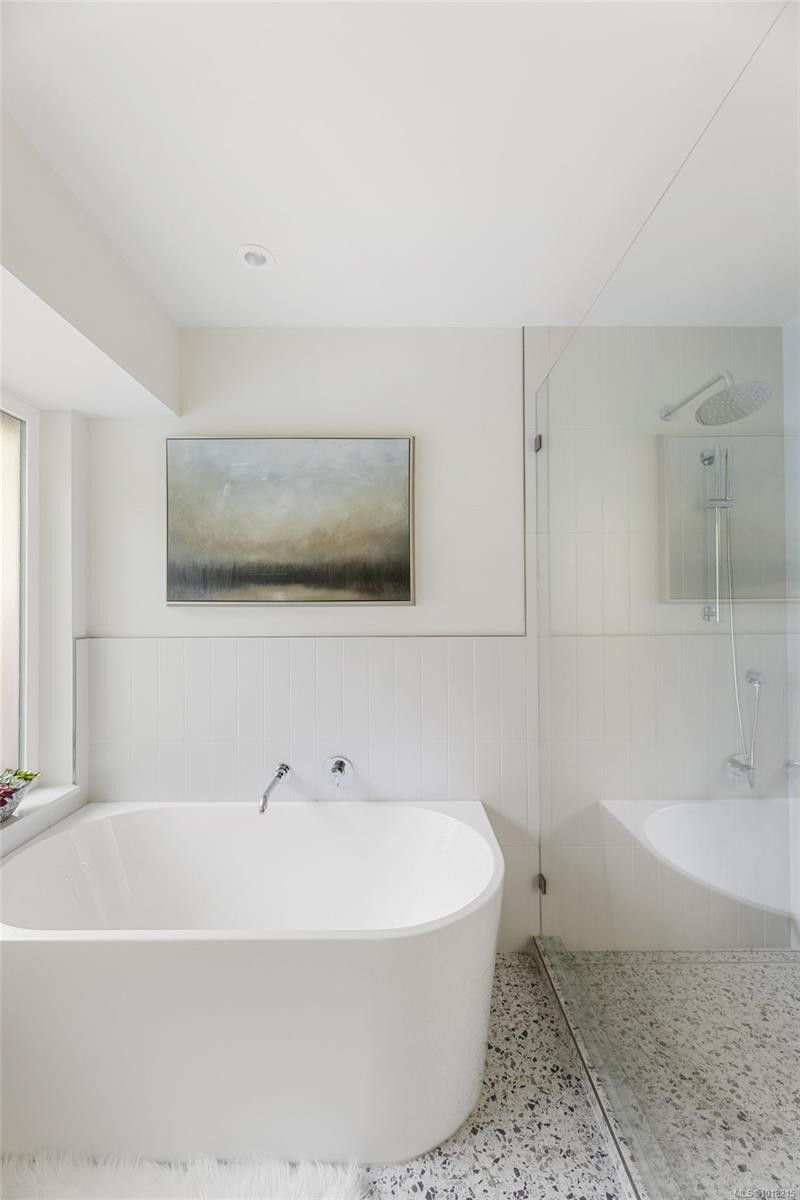 2693 Macdonald Dr East, Saanich, BC