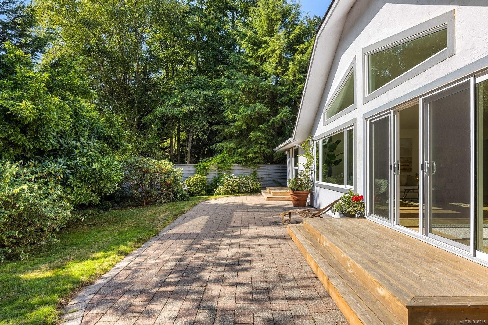 2693 Macdonald Dr East, Saanich, BC