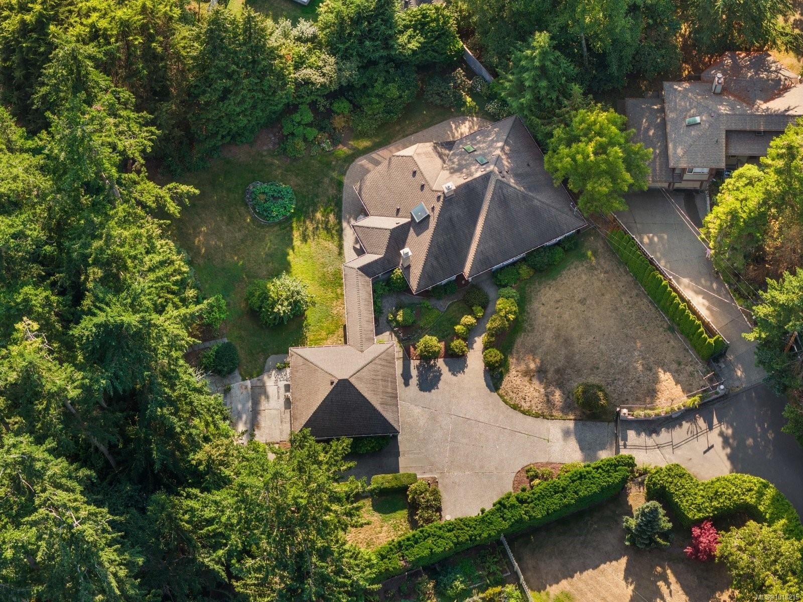 2693 Macdonald Dr East, Saanich, BC