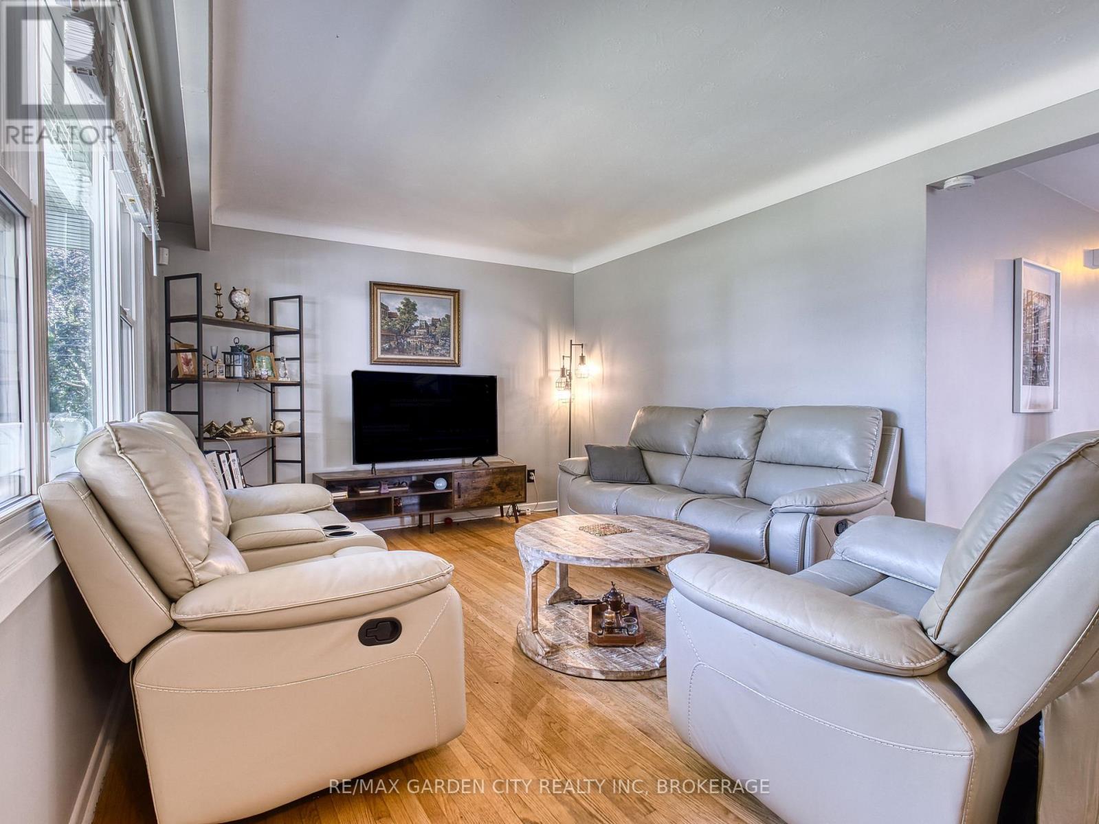 12 Princeway Drive, St. Catharines (Lakeport), ON - Indoor Photo Showing Living Room