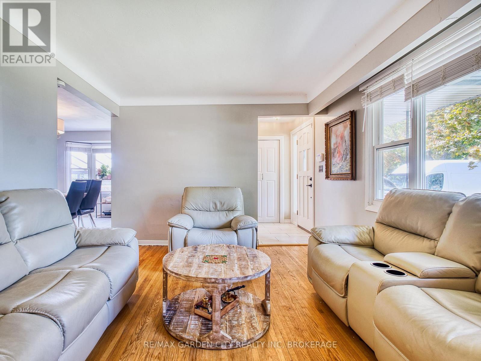 12 Princeway Drive, St. Catharines (Lakeport), ON - Indoor Photo Showing Living Room