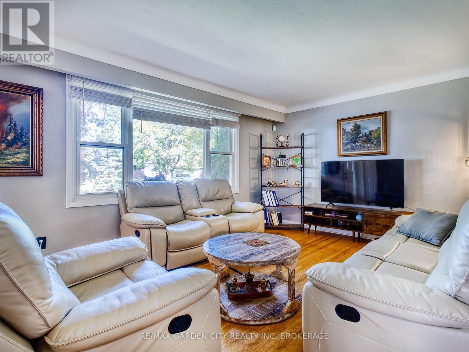 12 Princeway Drive, St. Catharines (Lakeport), ON - Indoor Photo Showing Living Room