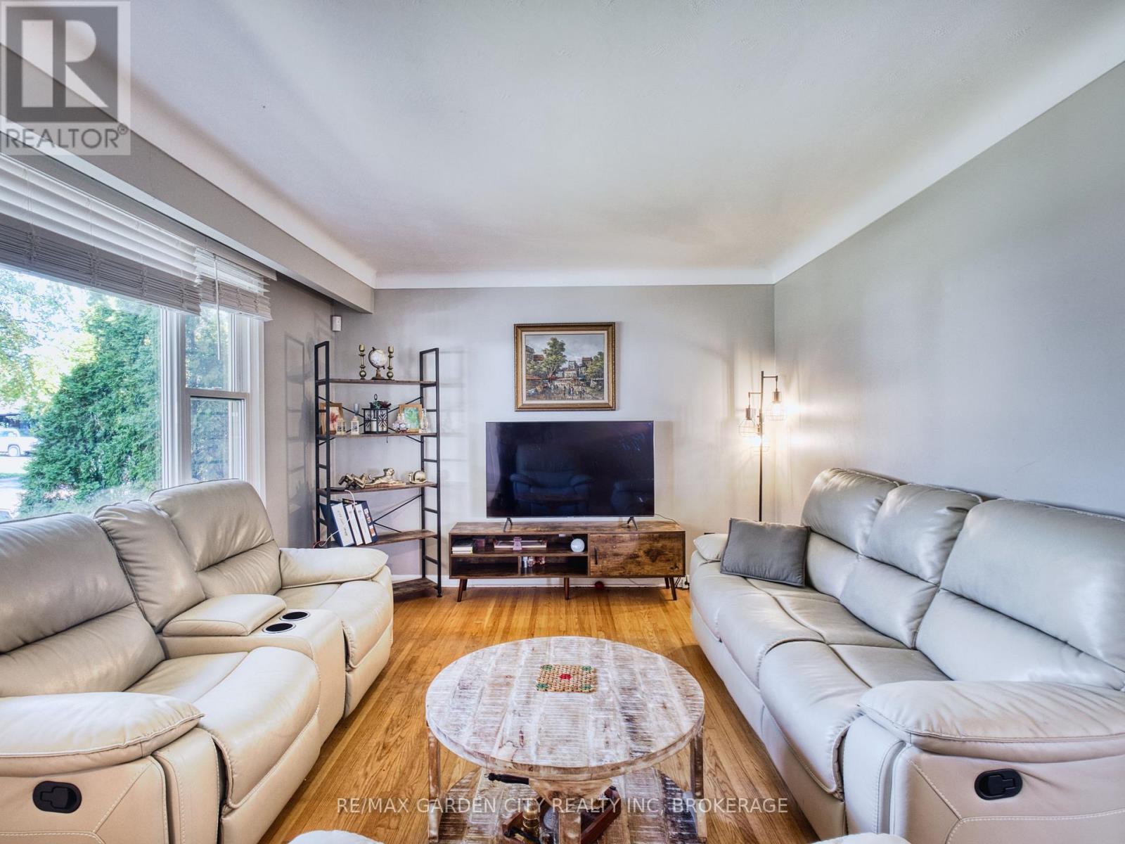 12 Princeway Drive, St. Catharines (Lakeport), ON - Indoor Photo Showing Living Room