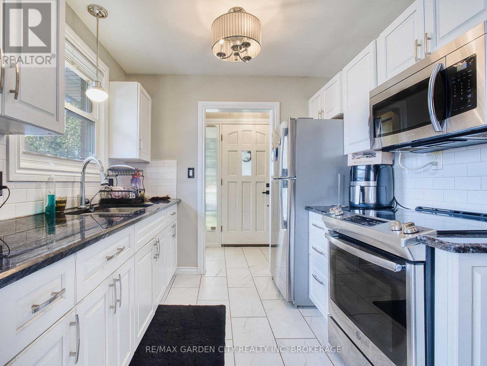 12 Princeway Drive, St. Catharines (Lakeport), ON - Indoor Photo Showing Kitchen