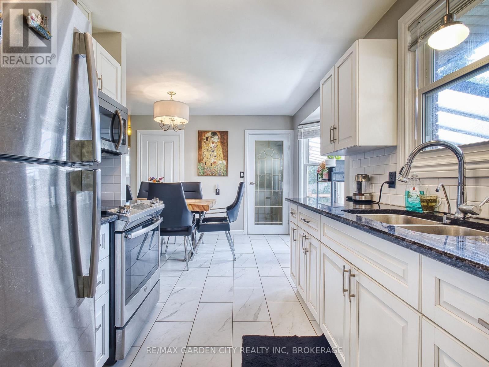 12 Princeway Drive, St. Catharines (Lakeport), ON - Indoor Photo Showing Kitchen With Double Sink