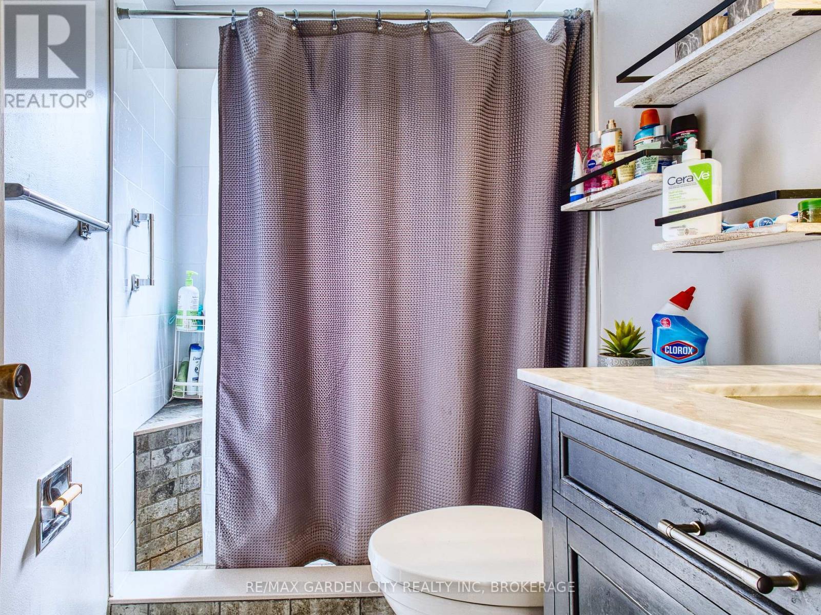 12 Princeway Drive, St. Catharines (Lakeport), ON - Indoor Photo Showing Bathroom