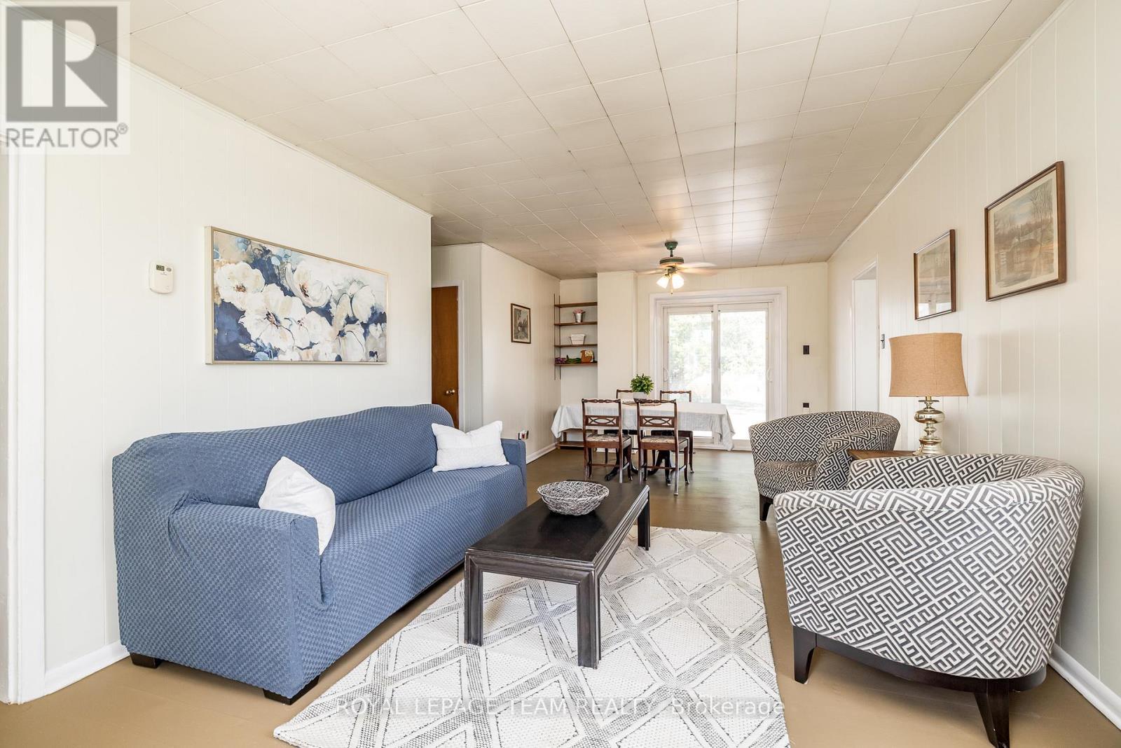2106 Dunrobin Road, Ottawa, ON - Indoor Photo Showing Living Room