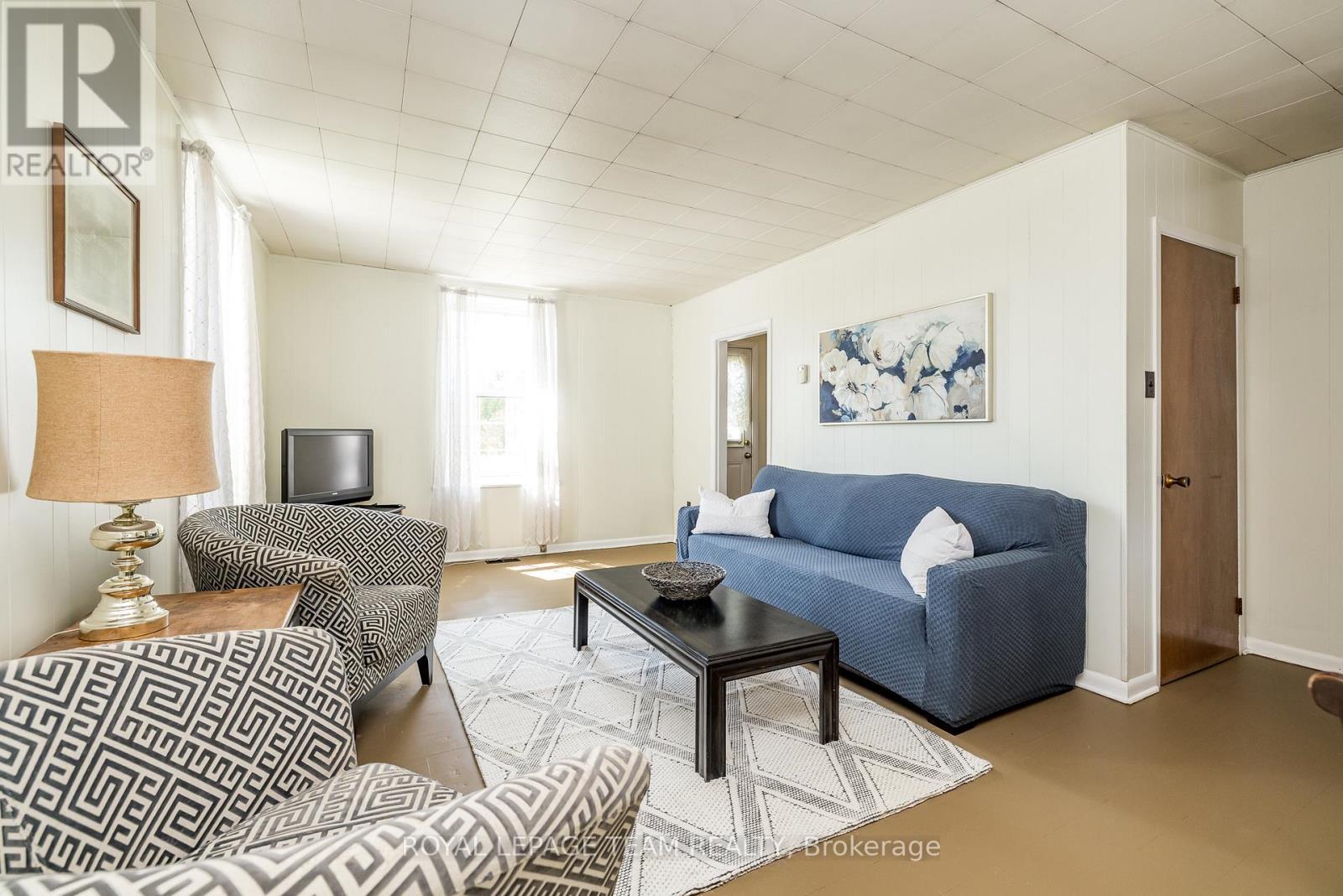 2106 Dunrobin Road, Ottawa, ON - Indoor Photo Showing Living Room