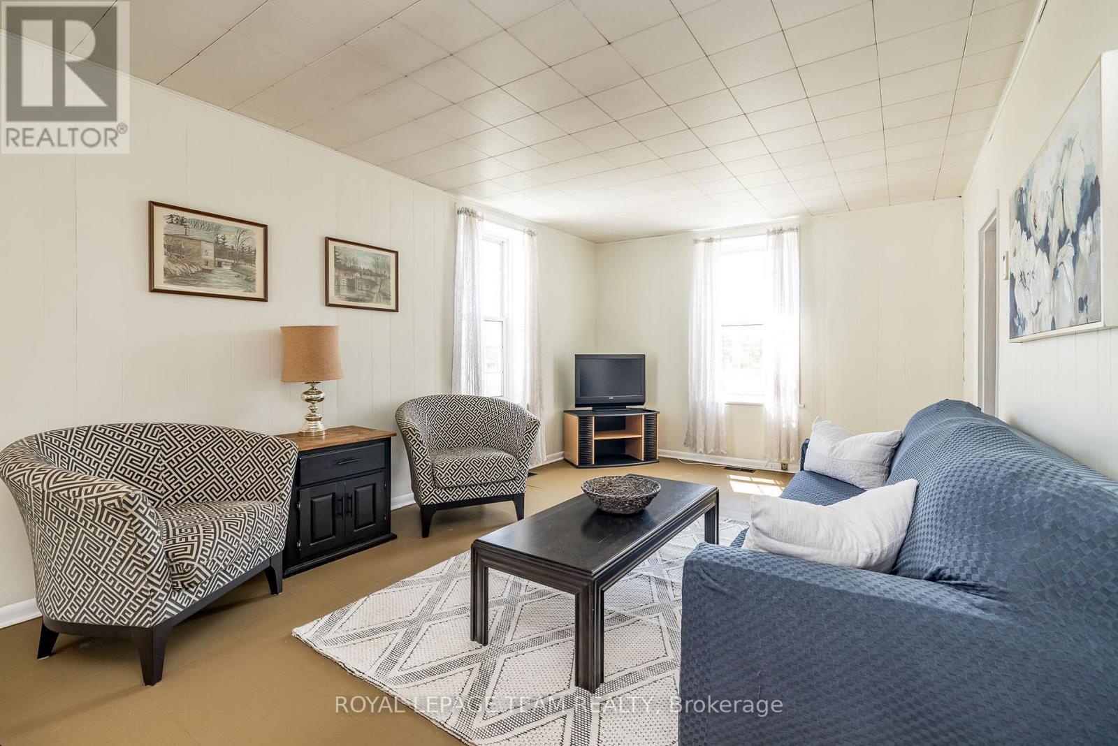 2106 Dunrobin Road, Ottawa, ON - Indoor Photo Showing Living Room