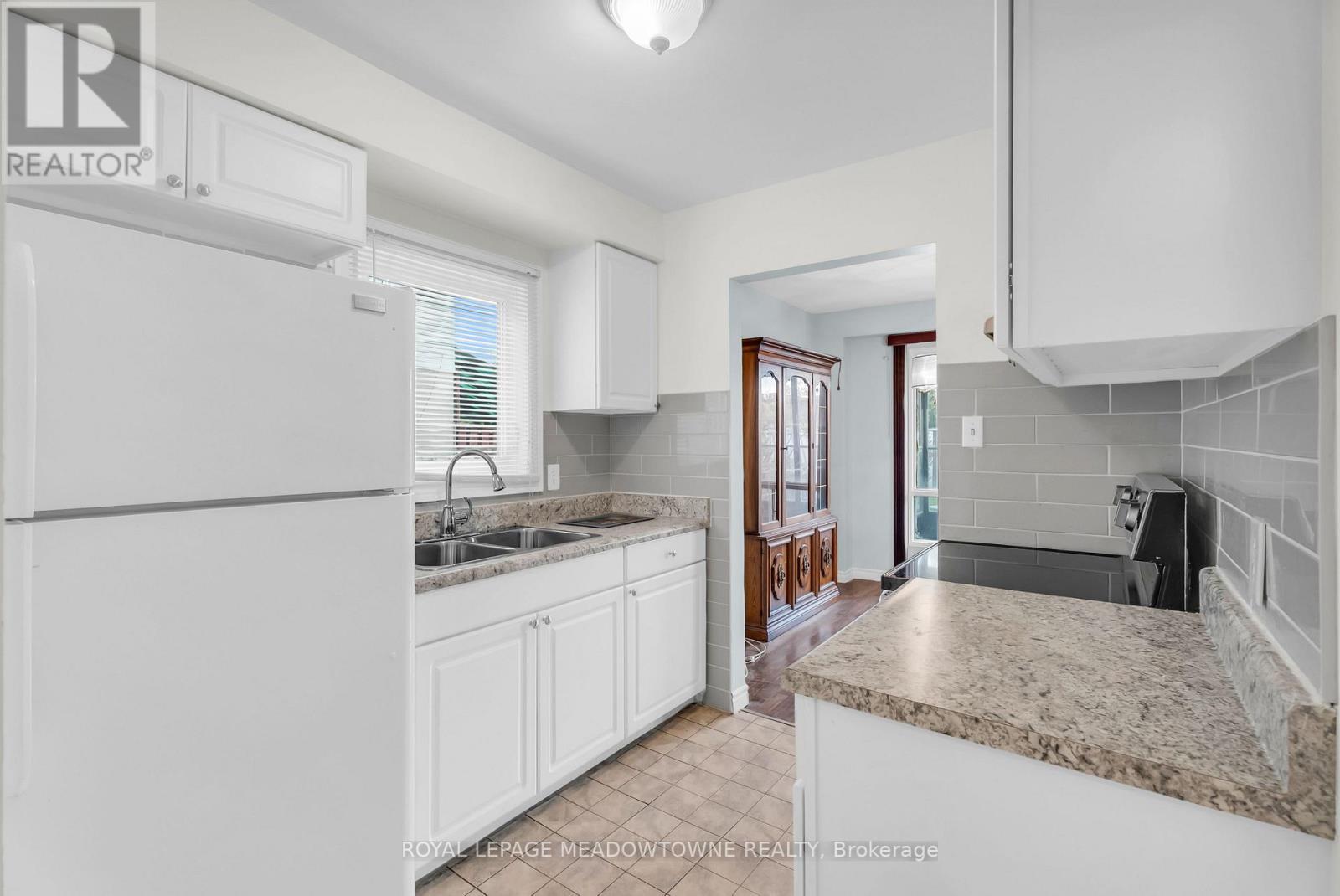 7734 Benavon Road, Mississauga, ON - Indoor Photo Showing Kitchen With Double Sink