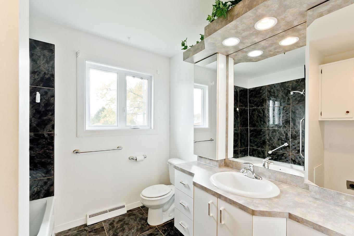 Bathroom - 892 Rue Des Muguets, Sherbrooke (Fleurimont), QC - Indoor Photo Showing Bathroom