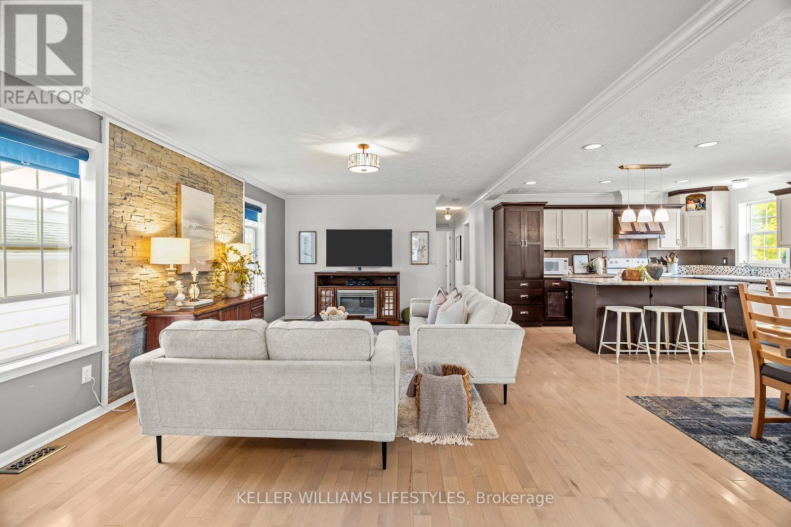 17 George Street, Strathroy-Caradoc (Se), ON - Indoor Photo Showing Living Room With Fireplace