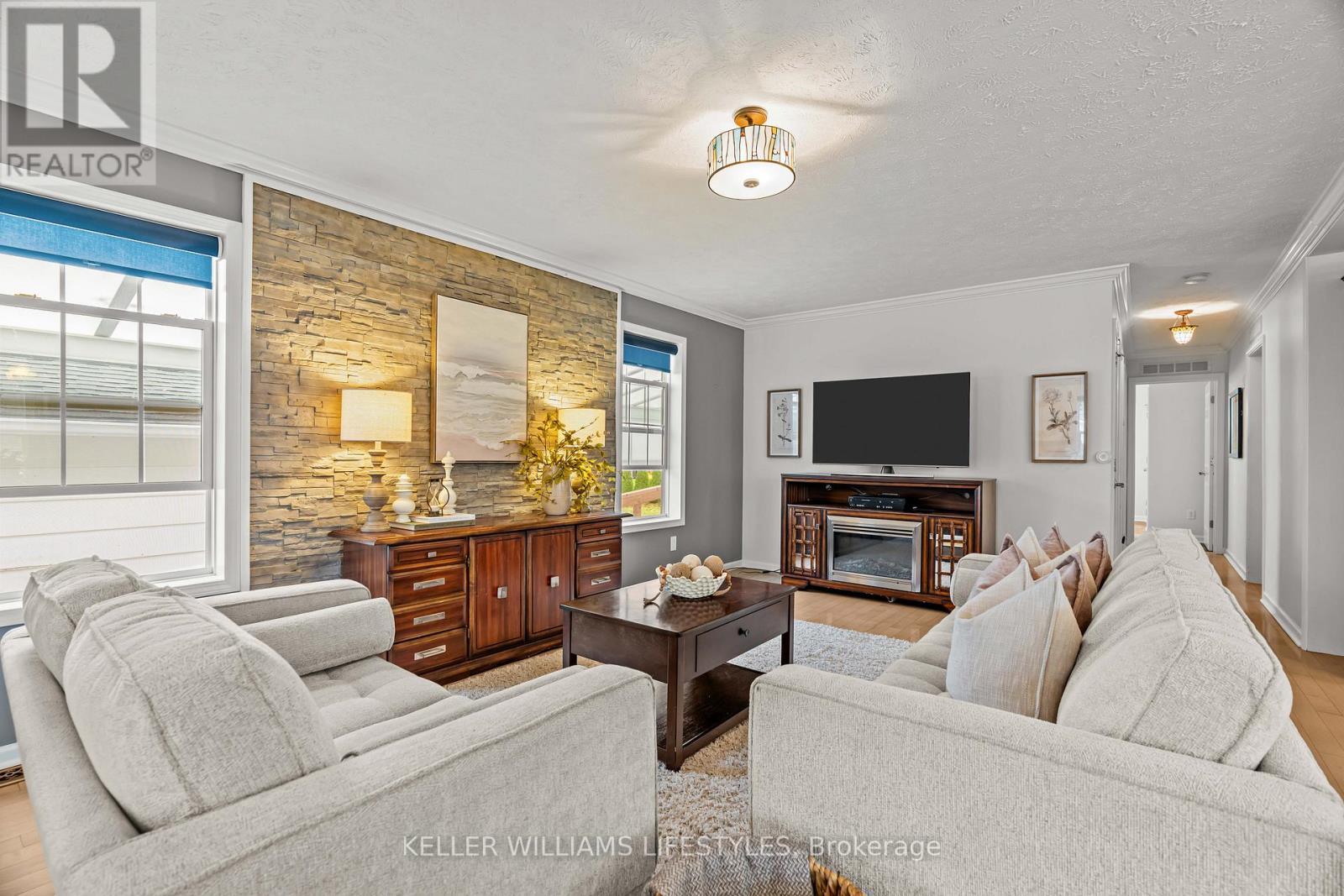 17 George Street, Strathroy-Caradoc (Se), ON - Indoor Photo Showing Living Room With Fireplace