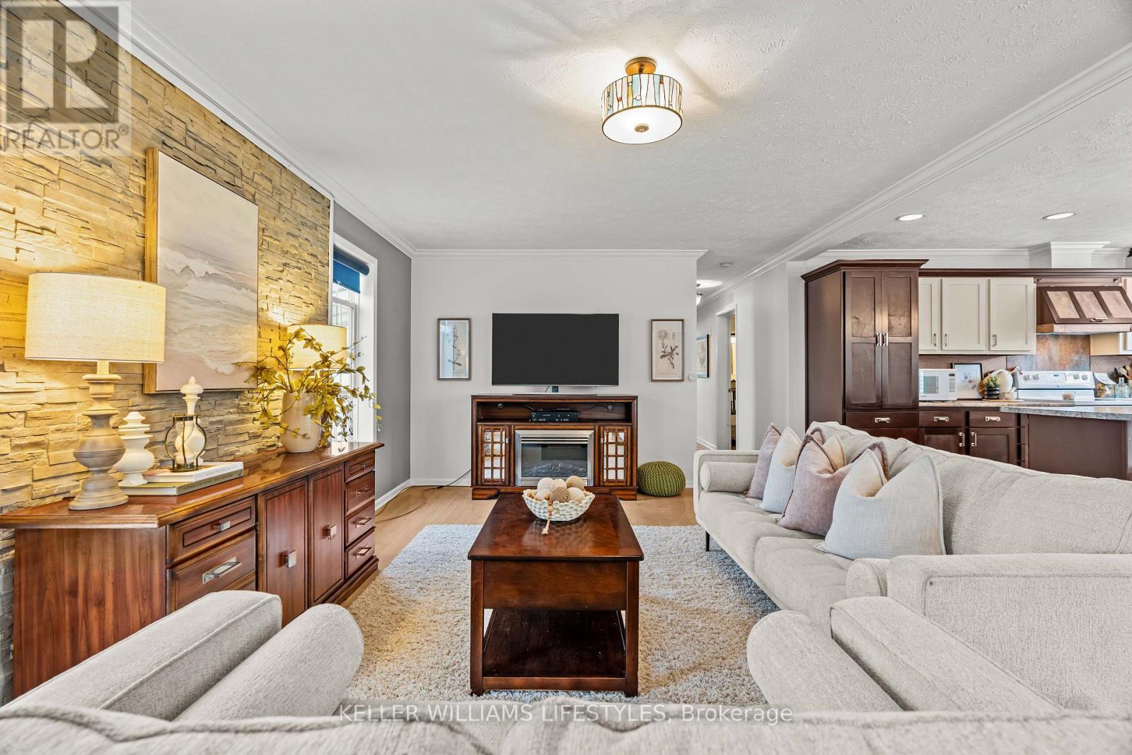 17 George Street, Strathroy-Caradoc (Se), ON - Indoor Photo Showing Living Room With Fireplace