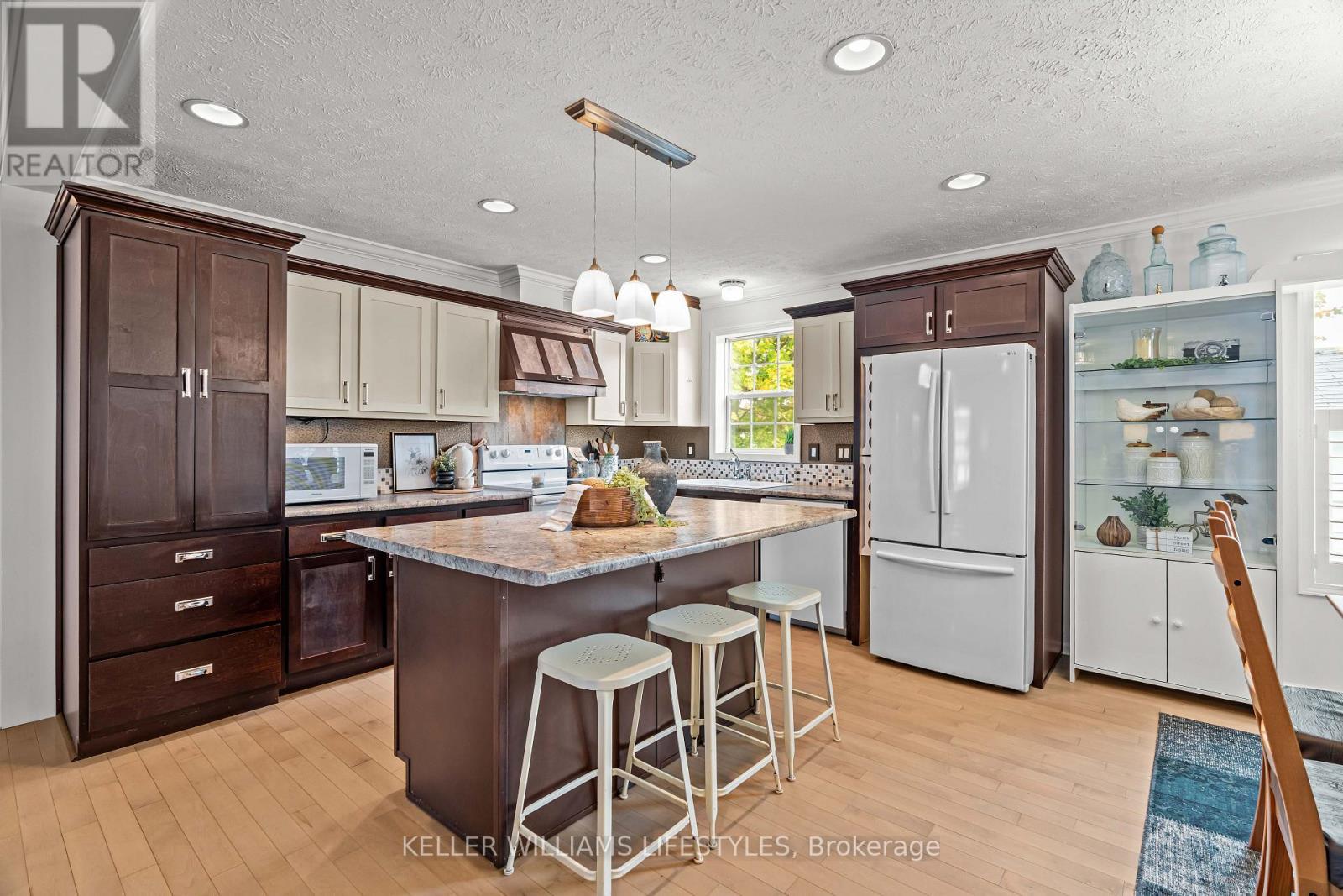 17 George Street, Strathroy-Caradoc (Se), ON - Indoor Photo Showing Kitchen