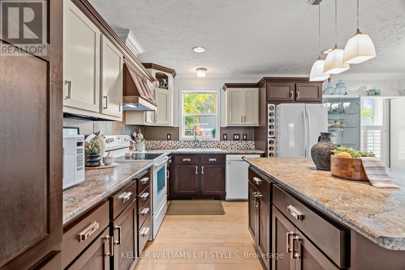 17 George Street, Strathroy-Caradoc (Se), ON - Indoor Photo Showing Kitchen