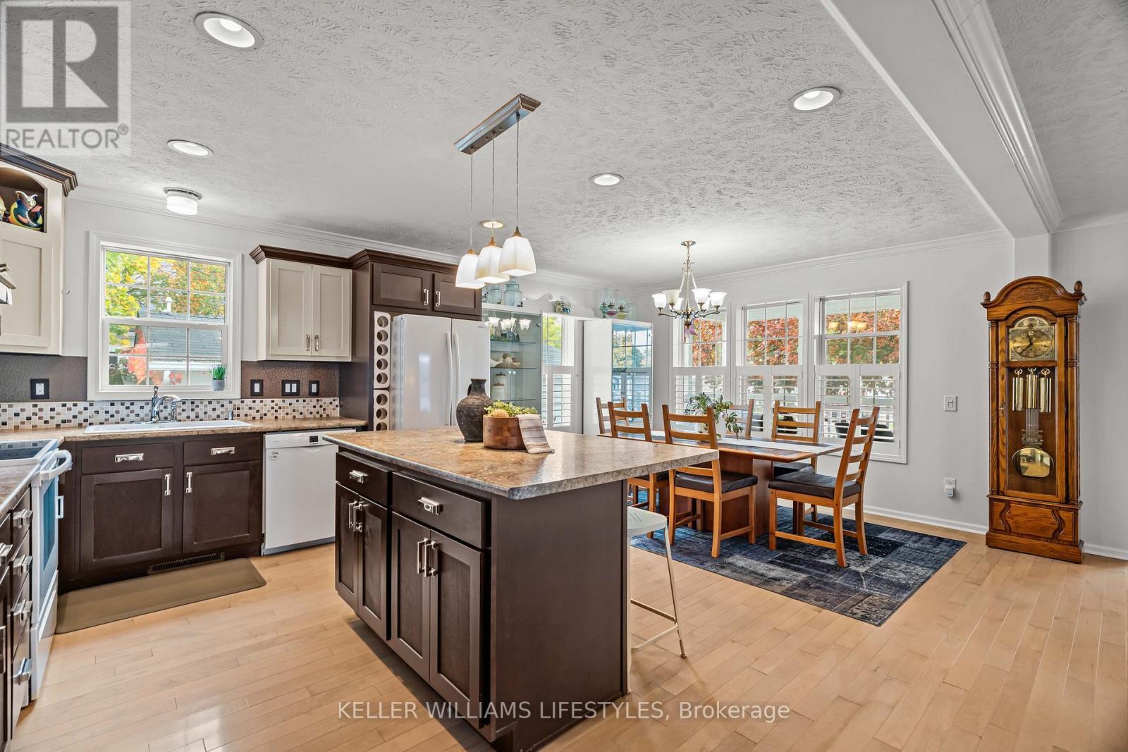 17 George Street, Strathroy-Caradoc (Se), ON - Indoor Photo Showing Kitchen With Double Sink
