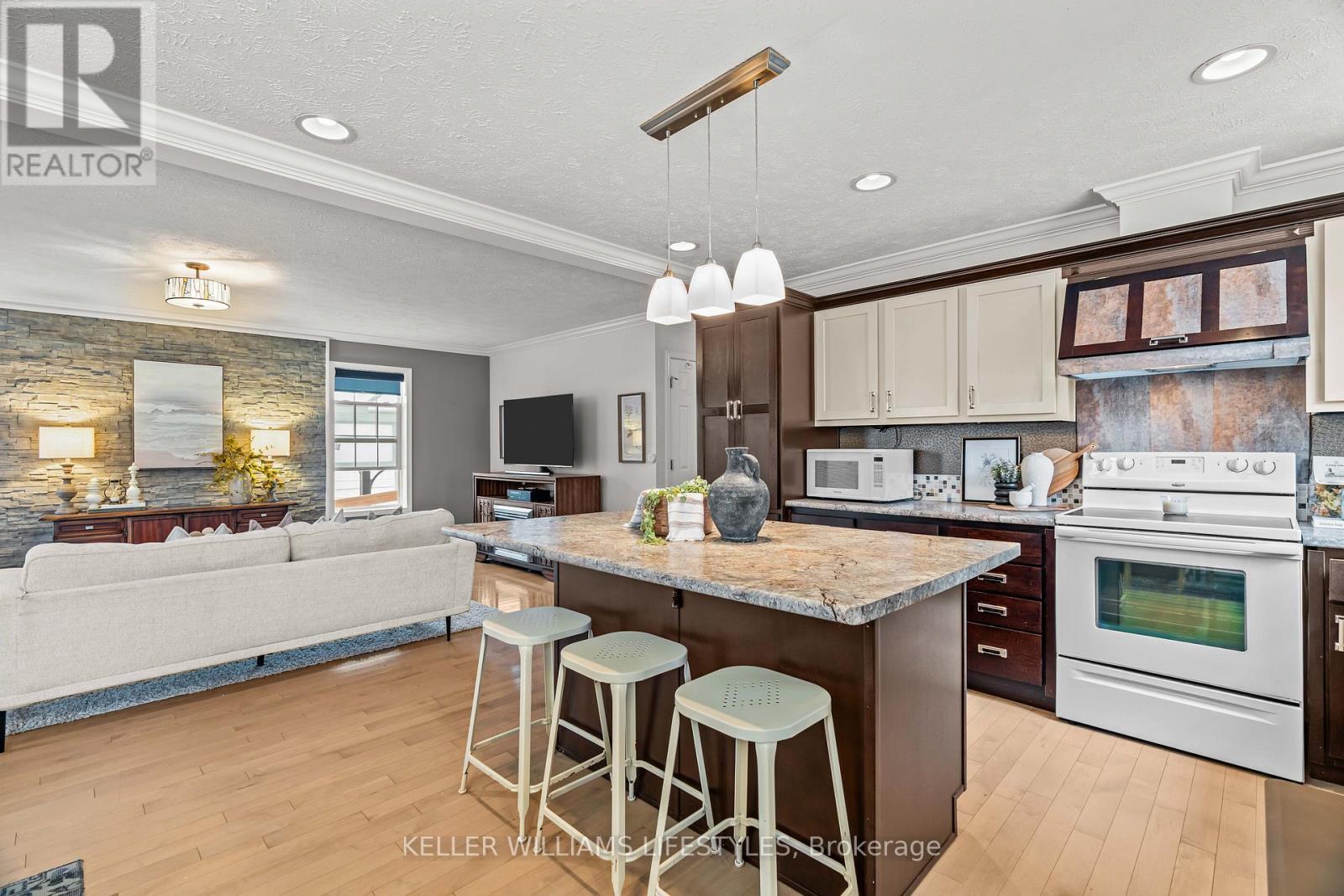 17 George Street, Strathroy-Caradoc (Se), ON - Indoor Photo Showing Kitchen