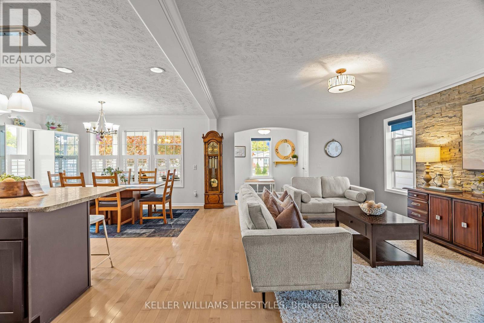 17 George Street, Strathroy-Caradoc (Se), ON - Indoor Photo Showing Living Room