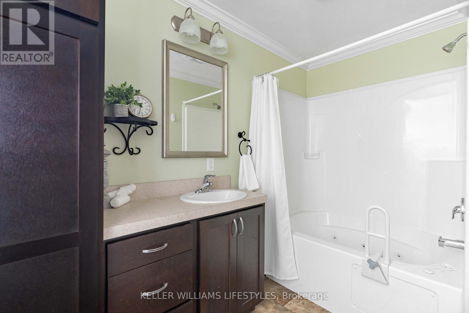 17 George Street, Strathroy-Caradoc (Se), ON - Indoor Photo Showing Bathroom