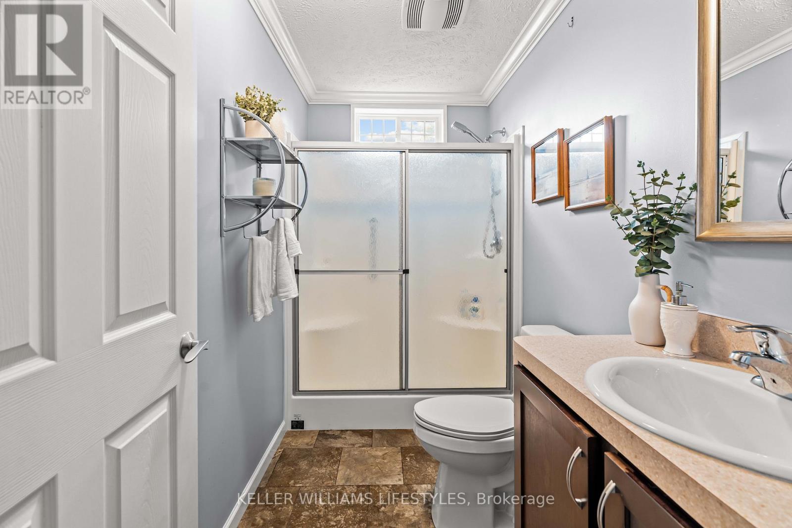 17 George Street, Strathroy-Caradoc (Se), ON - Indoor Photo Showing Bathroom