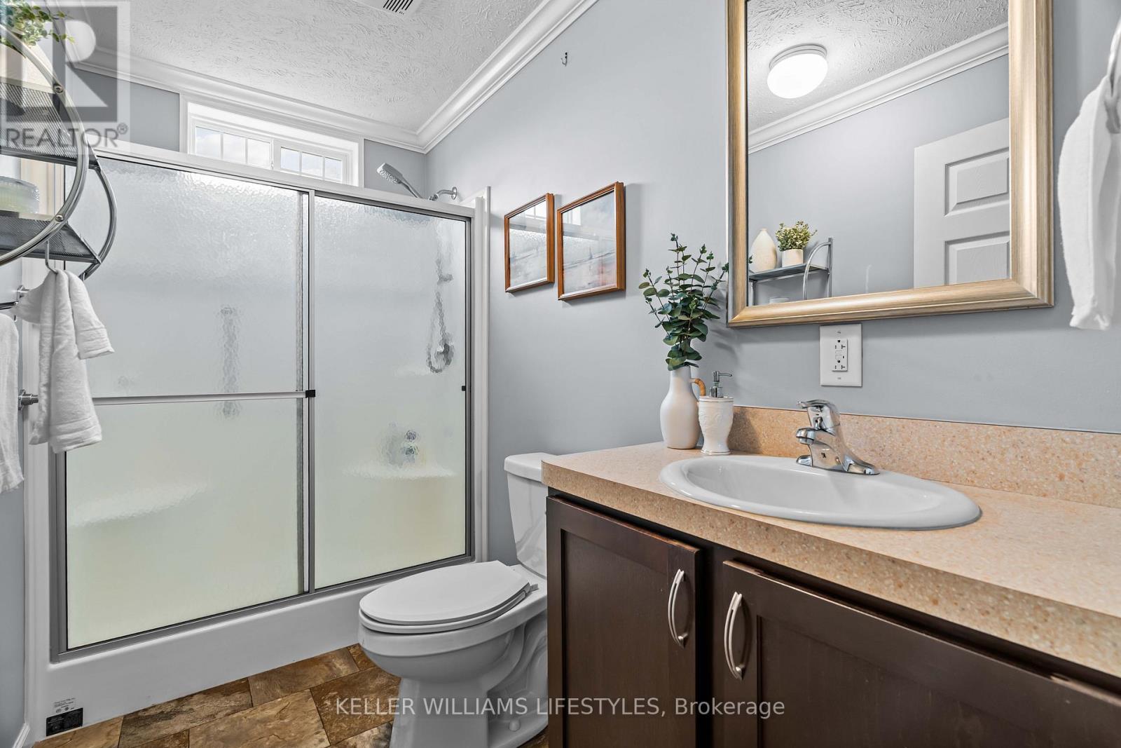 17 George Street, Strathroy-Caradoc (Se), ON - Indoor Photo Showing Bathroom