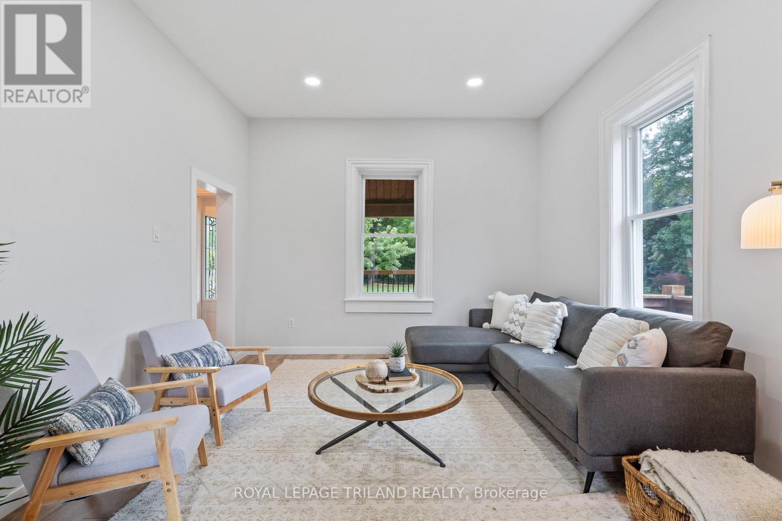 191 Catherine Street, North Middlesex (Parkhill), ON - Indoor Photo Showing Living Room
