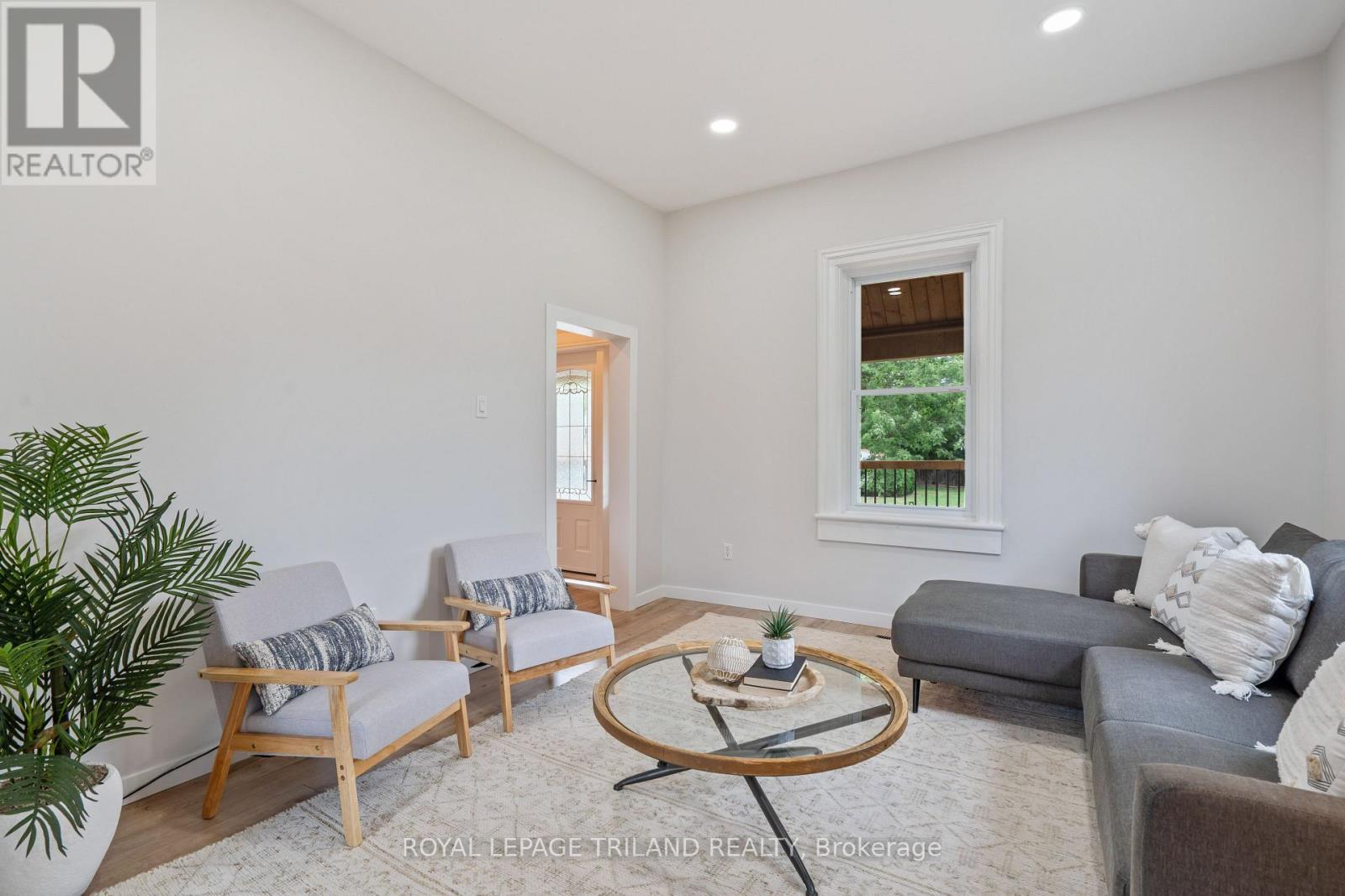 191 Catherine Street, North Middlesex (Parkhill), ON - Indoor Photo Showing Living Room