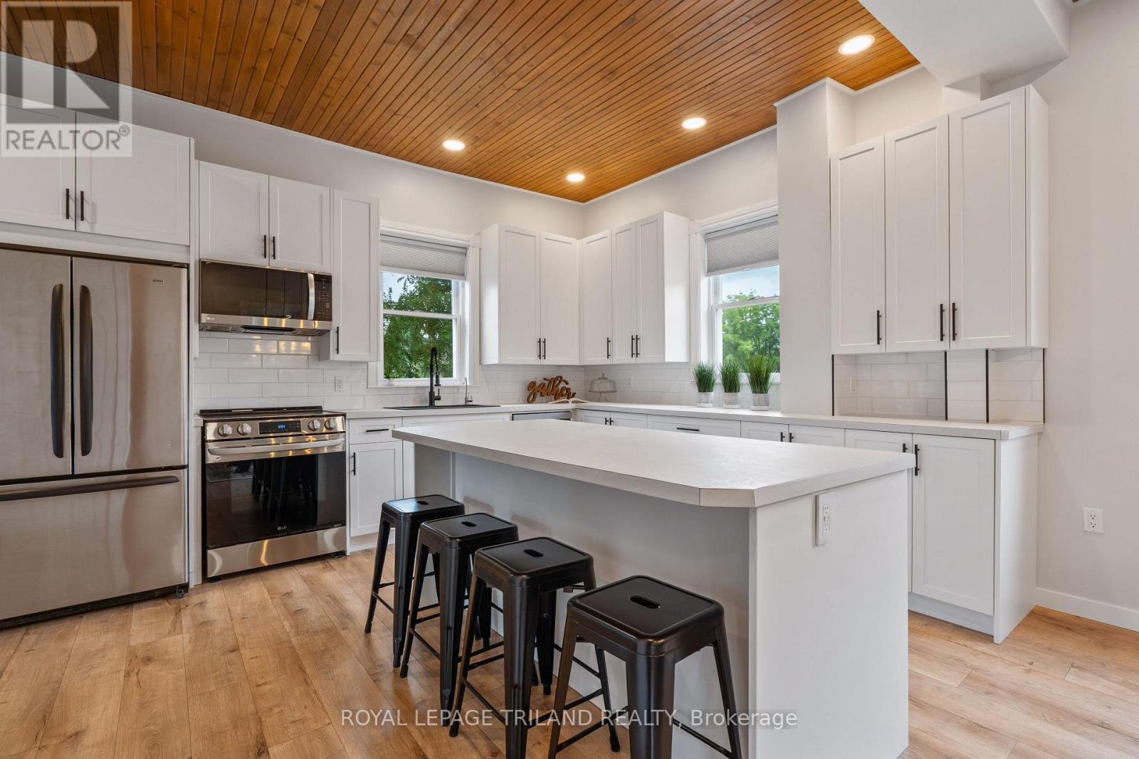 191 Catherine Street, North Middlesex (Parkhill), ON - Indoor Photo Showing Kitchen With Upgraded Kitchen