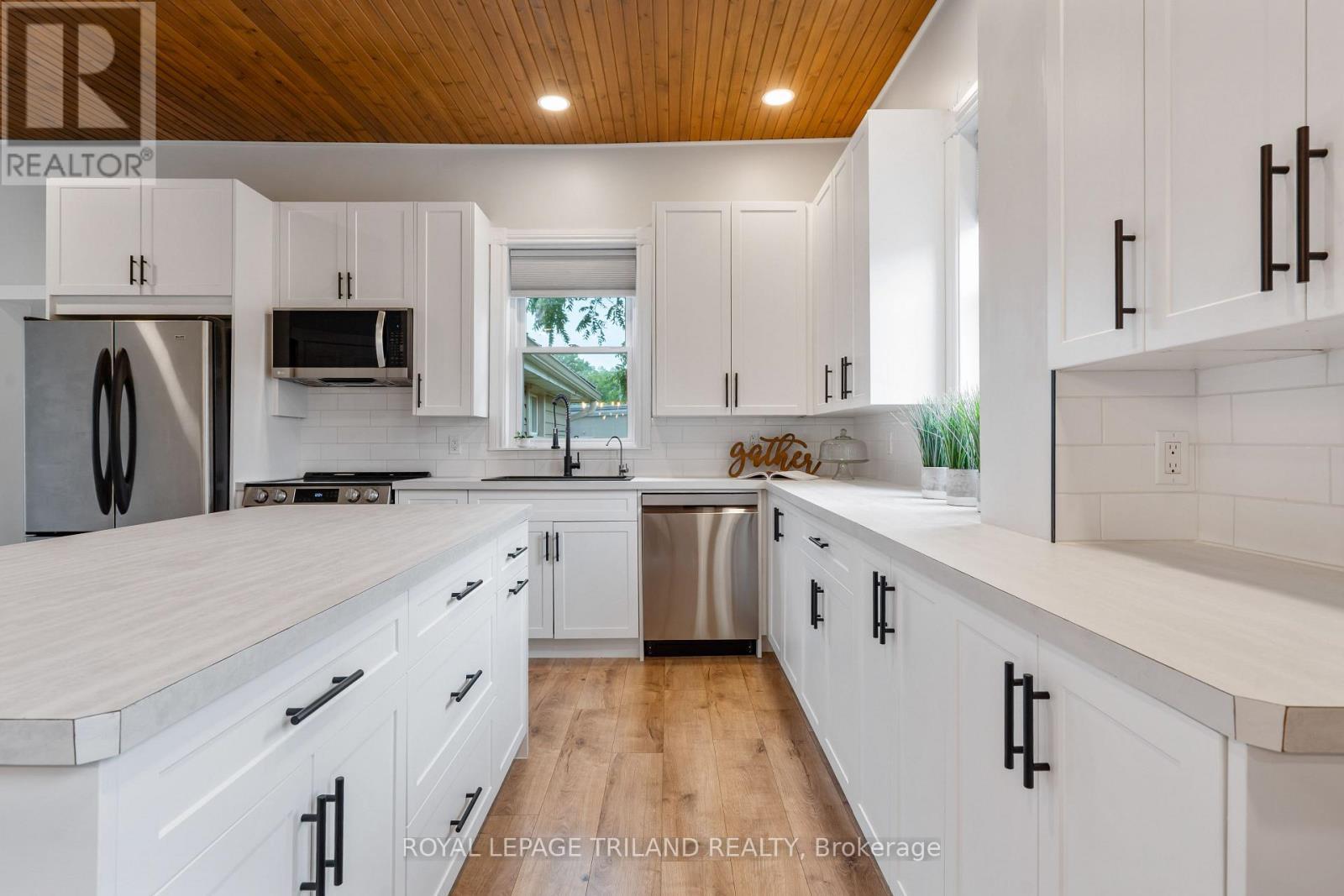191 Catherine Street, North Middlesex (Parkhill), ON - Indoor Photo Showing Kitchen With Upgraded Kitchen
