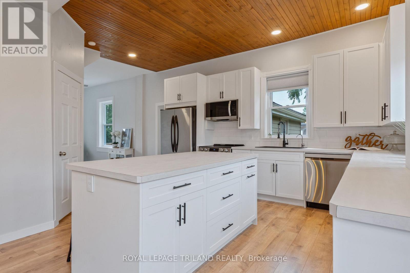 191 Catherine Street, North Middlesex (Parkhill), ON - Indoor Photo Showing Kitchen With Upgraded Kitchen