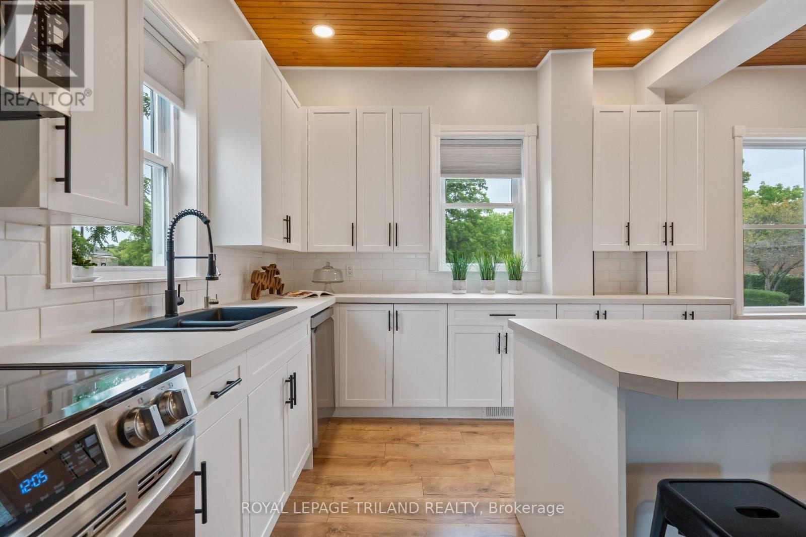 191 Catherine Street, North Middlesex (Parkhill), ON - Indoor Photo Showing Kitchen With Double Sink