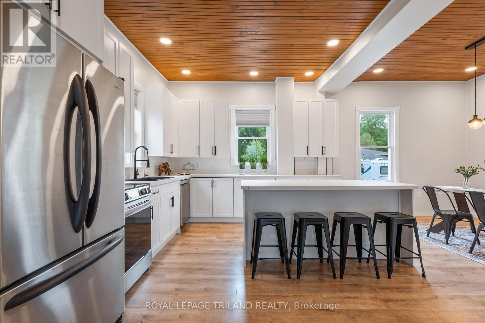 191 Catherine Street, North Middlesex (Parkhill), ON - Indoor Photo Showing Kitchen With Upgraded Kitchen