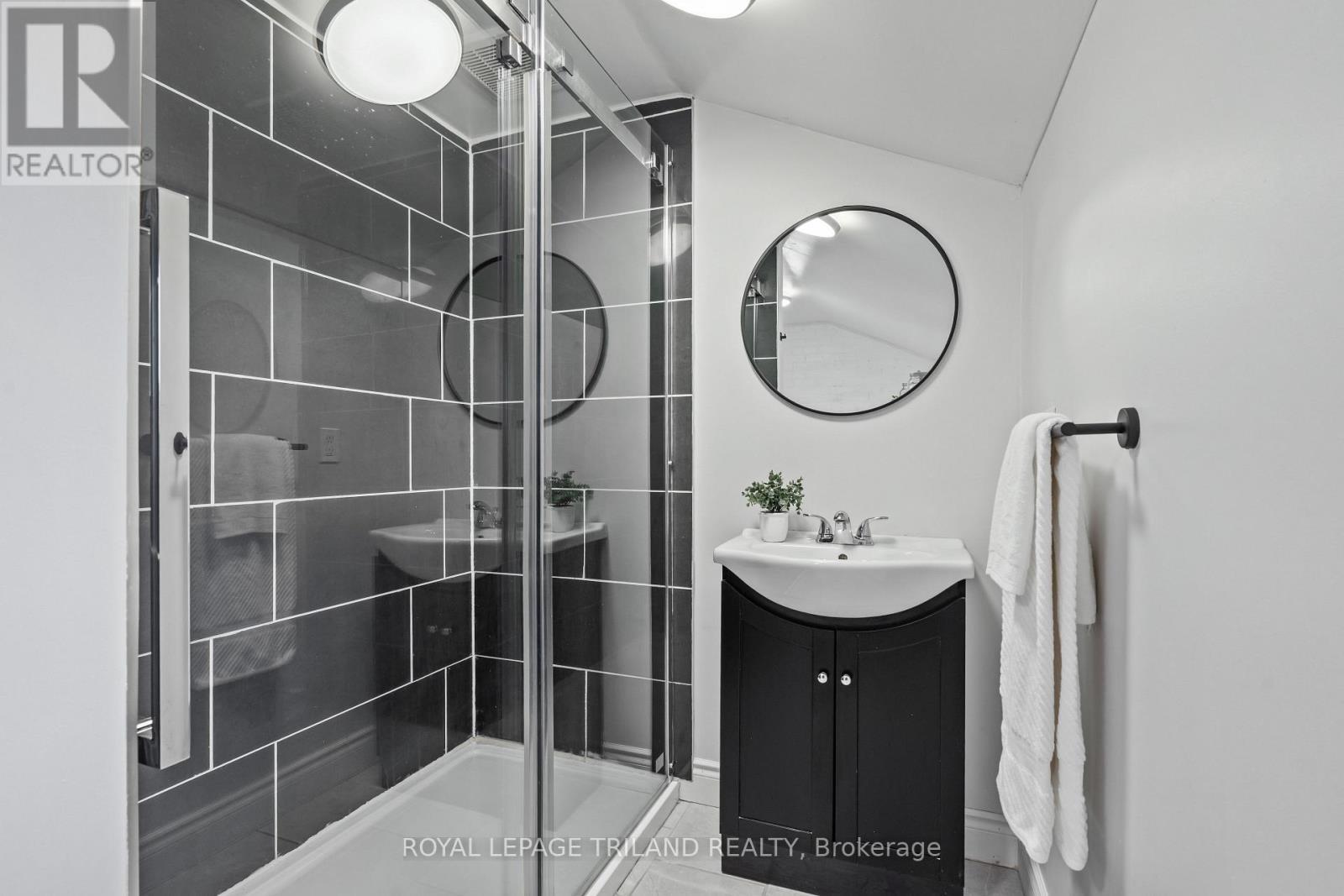 191 Catherine Street, North Middlesex (Parkhill), ON - Indoor Photo Showing Bathroom