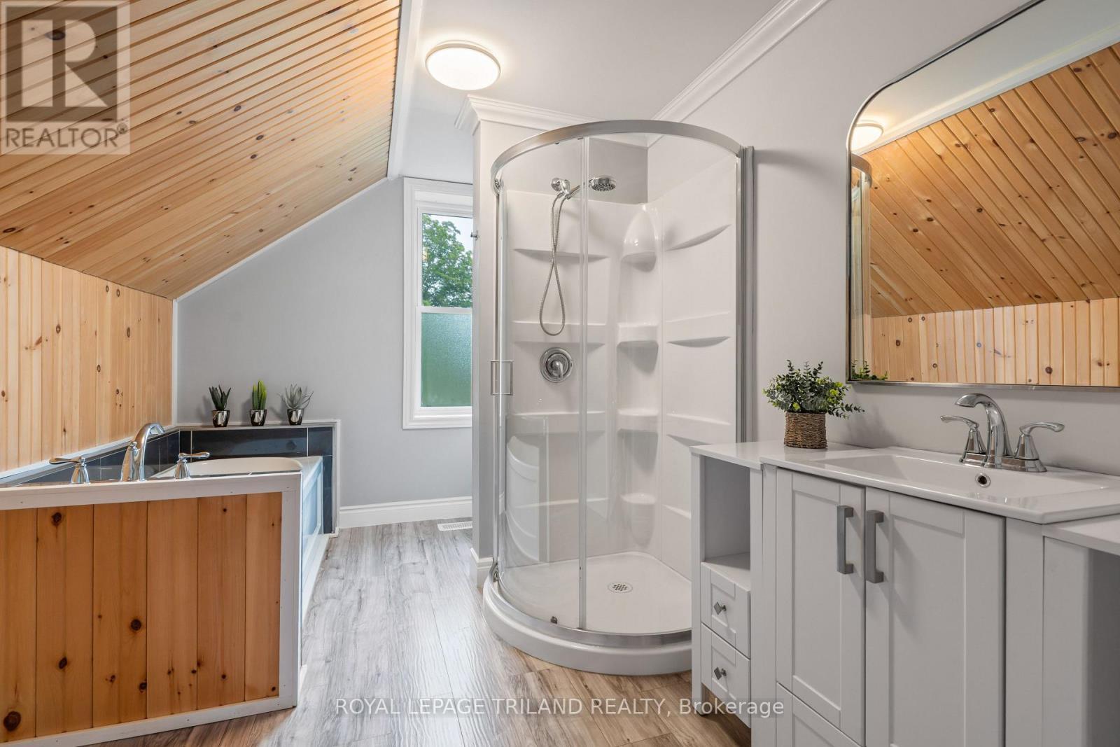 191 Catherine Street, North Middlesex (Parkhill), ON - Indoor Photo Showing Bathroom