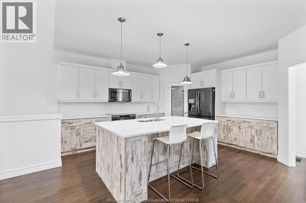 69 Red Oak Crescent, Amherstburg, ON - Indoor Photo Showing Kitchen With Upgraded Kitchen