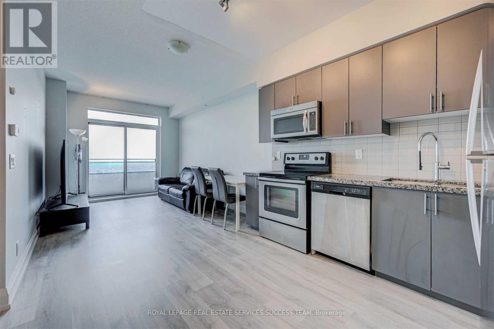 2002 - 7890 Bathurst Street, Vaughan, ON - Indoor Photo Showing Kitchen