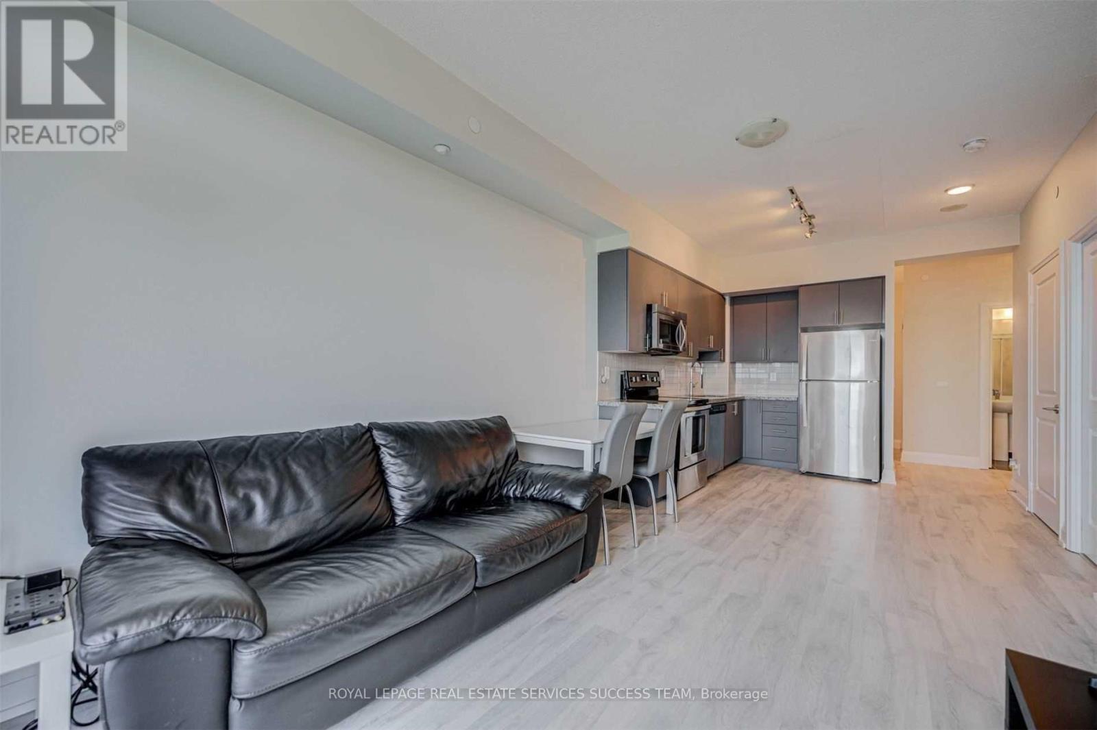 2002 - 7890 Bathurst Street, Vaughan, ON - Indoor