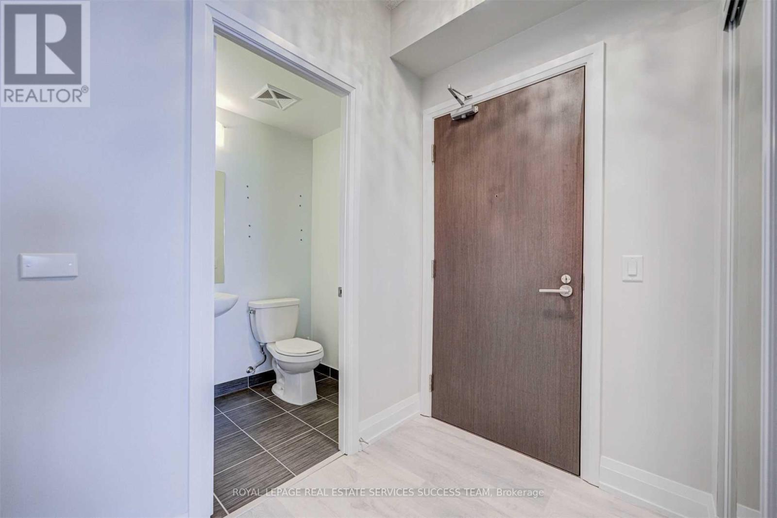 2002 - 7890 Bathurst Street, Vaughan, ON - Indoor Photo Showing Bathroom