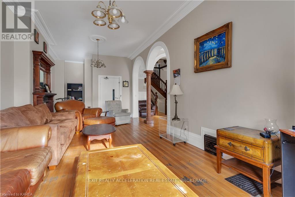 231 Dundas Street W, Greater Napanee (Greater Napanee), ON - Indoor Photo Showing Living Room