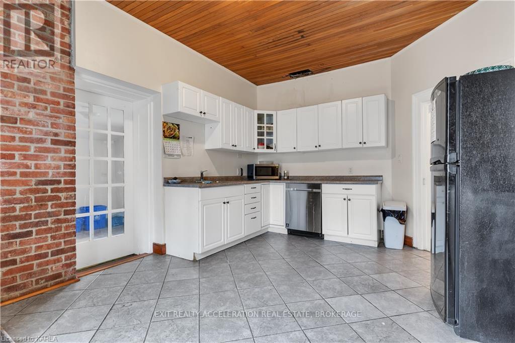 231 Dundas Street W, Greater Napanee (Greater Napanee), ON - Indoor Photo Showing Kitchen