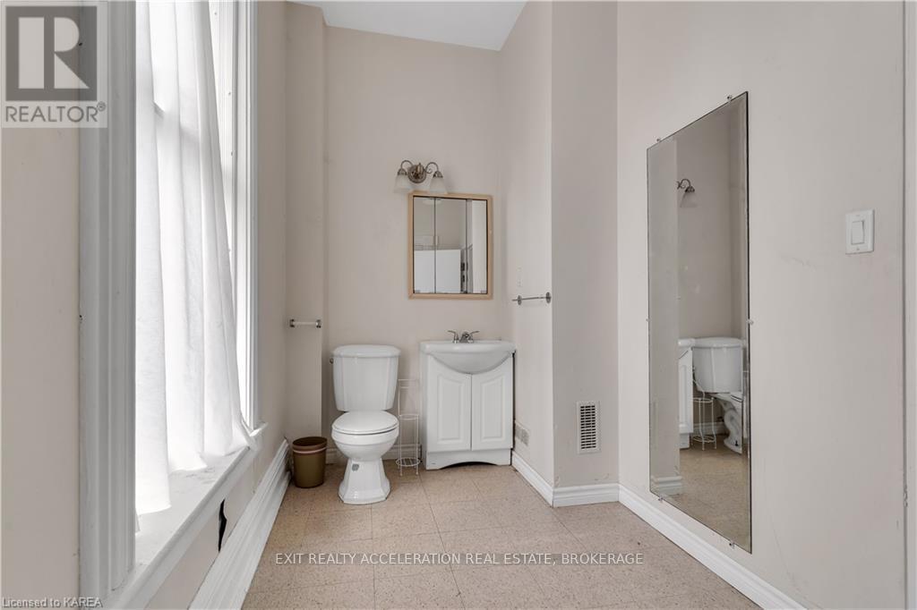 231 Dundas Street W, Greater Napanee (Greater Napanee), ON - Indoor Photo Showing Bathroom