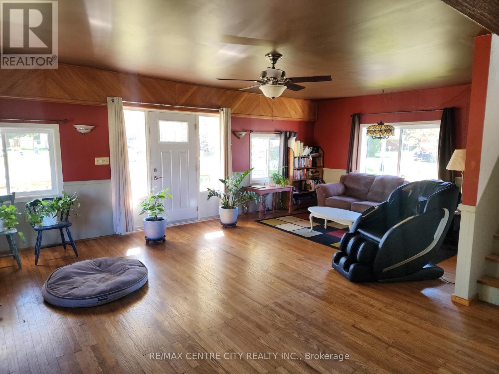 33168 Back Street, Dutton/Dunwich (Iona), ON - Indoor Photo Showing Living Room