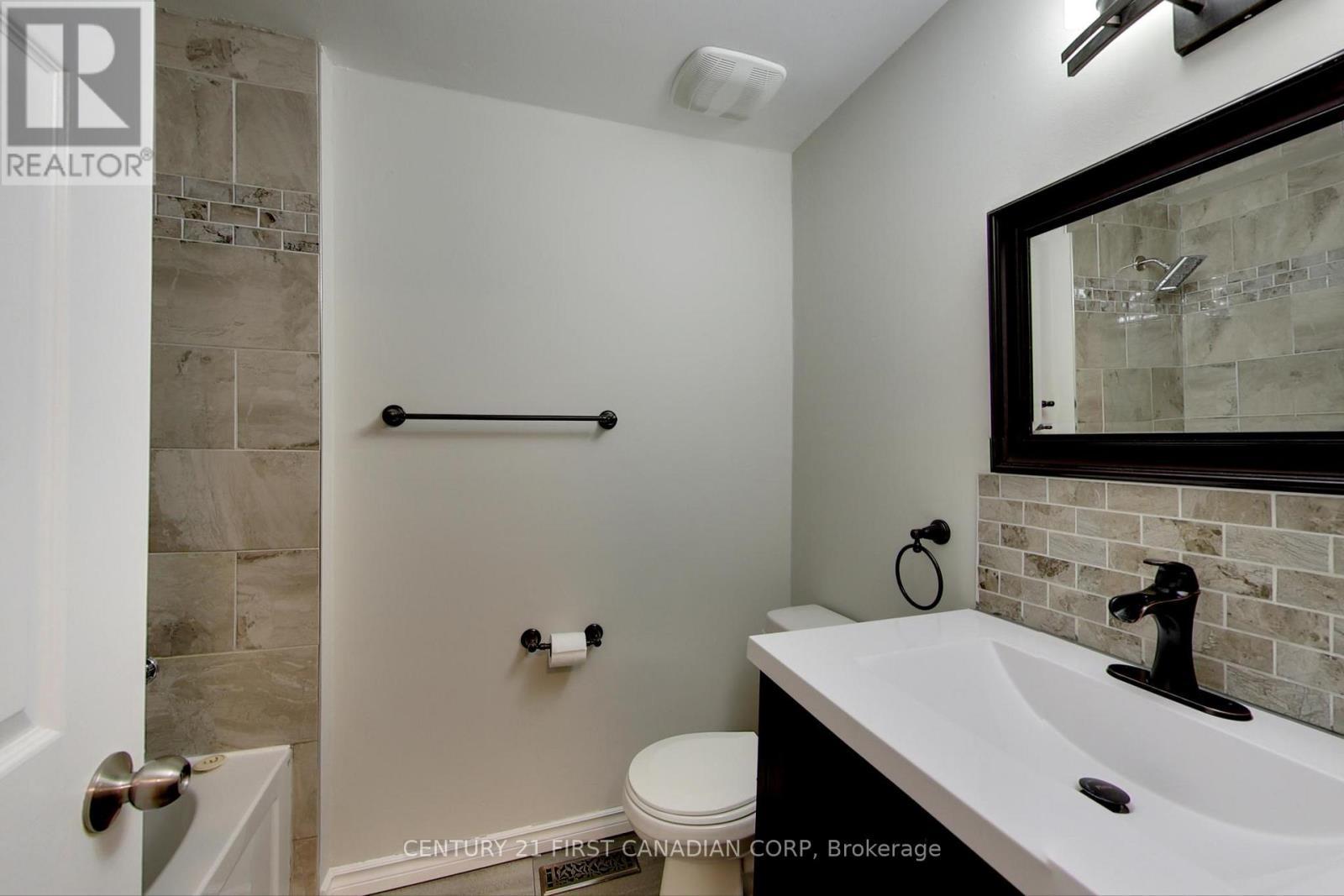355 Somerset Crescent, Sarnia, ON - Indoor Photo Showing Bathroom