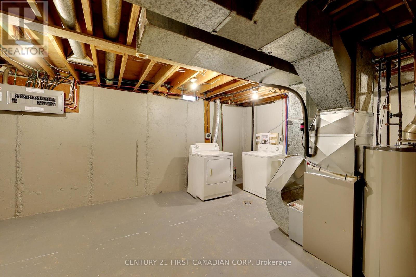 355 Somerset Crescent, Sarnia, ON - Indoor Photo Showing Laundry Room