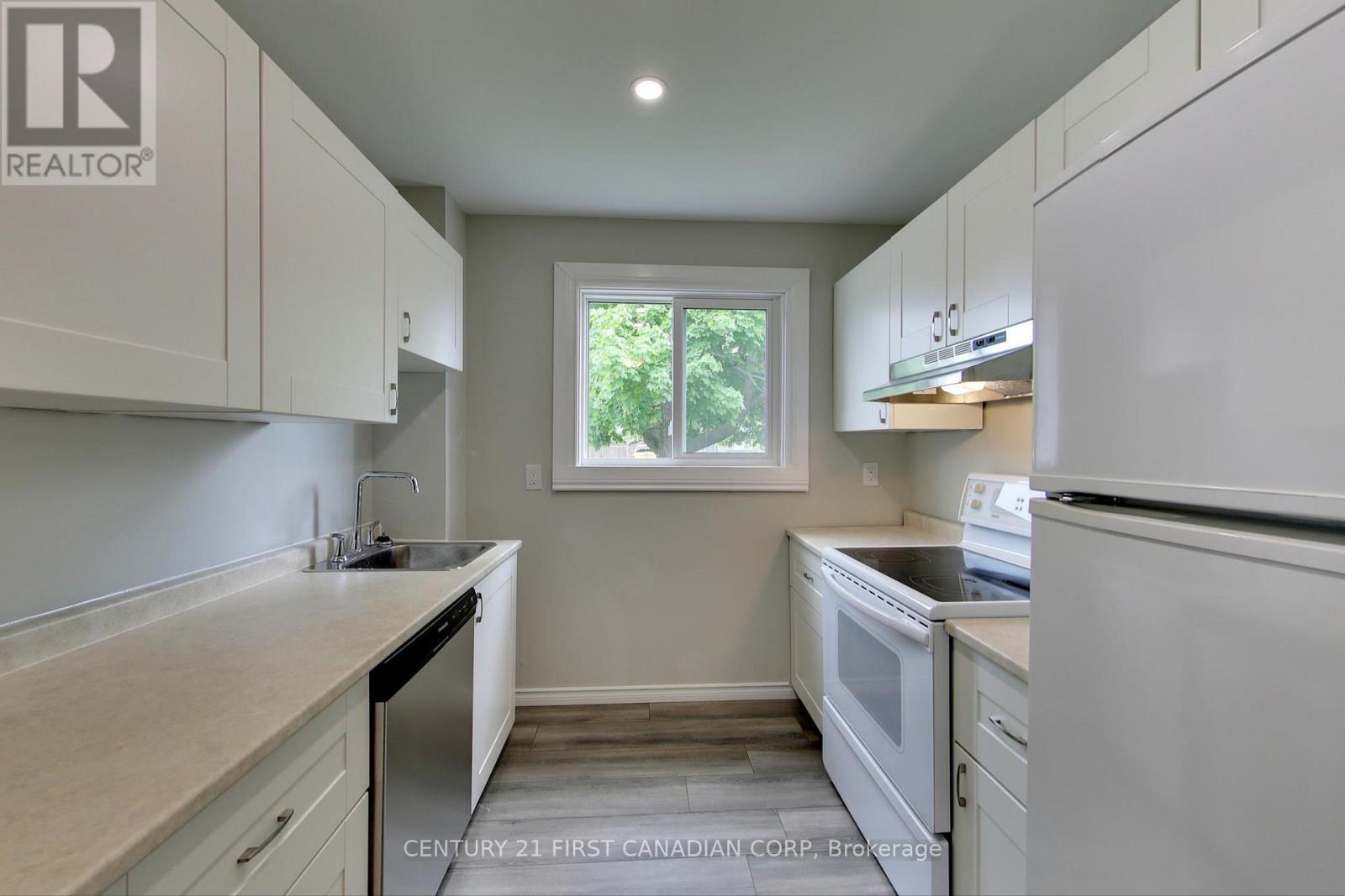 355 Somerset Crescent, Sarnia, ON - Indoor Photo Showing Kitchen