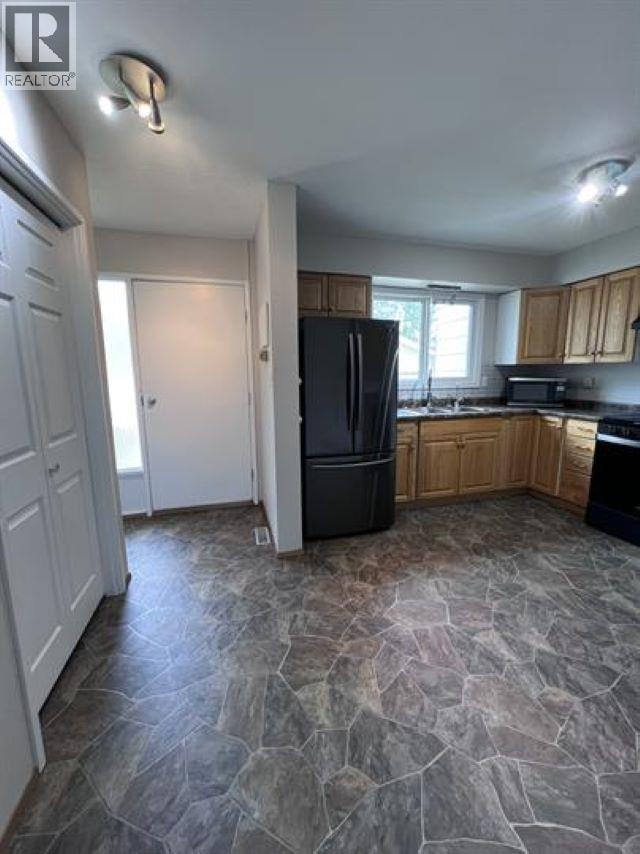 84 5550 Simpson Trail, Fort Nelson, BC - Indoor Photo Showing Kitchen